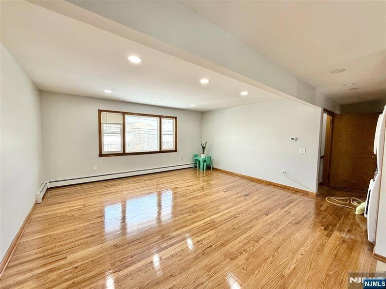 30 Cottage Pl in Garfield, NJ - Foto de edificio