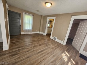 1201 Smithfarm Ave in Akron, OH - Building Photo - Building Photo