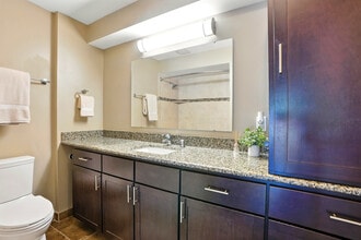 Oakcrest Condominiums in Iowa City, IA - Building Photo - Building Photo