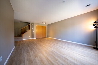 8490 Minuteman Alcove in Eden Prairie, MN - Building Photo - Building Photo