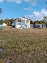 5540 Rainbow Dr in Bokeelia, FL - Building Photo