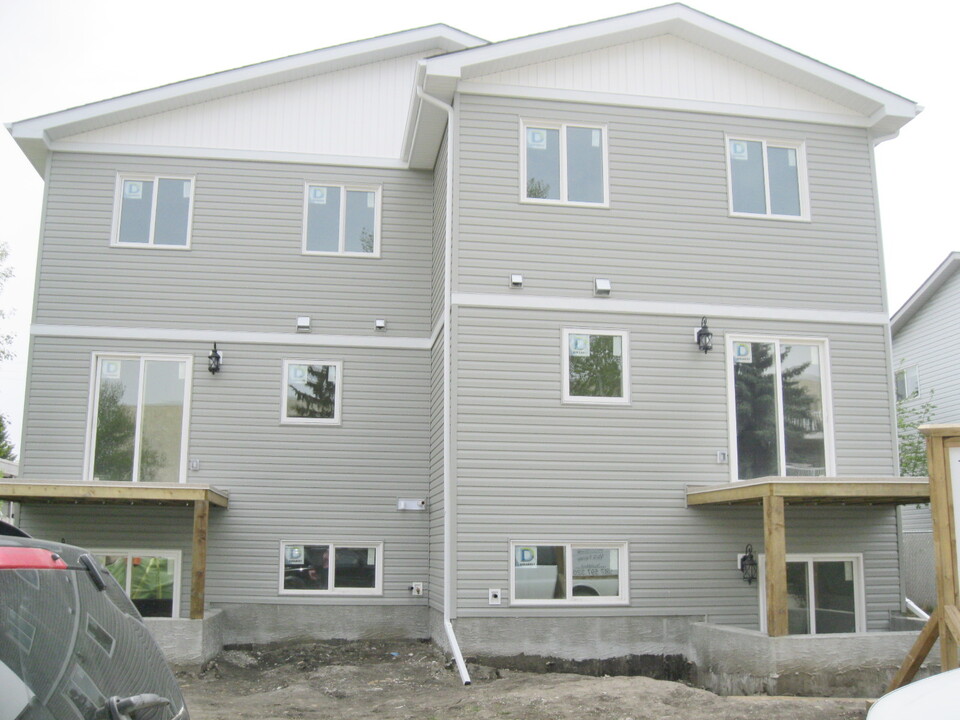 106 Jespersen Ave in Spruce Grove, AB - Building Photo