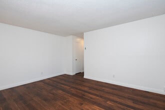 Twin Oaks Apartments in Chula Vista, CA - Building Photo - Building Photo