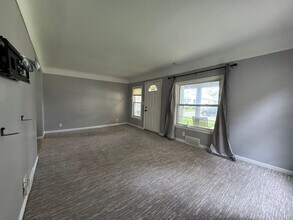 8045 Cadillac Ave in Warren, MI - Building Photo - Building Photo