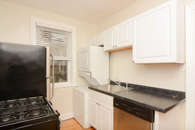 1425 W Hutchinson St, Unit J09P