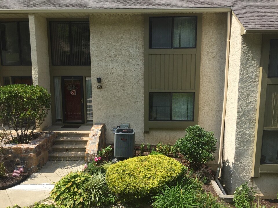 443 Lynetree Dr in West Chester, PA - Building Photo