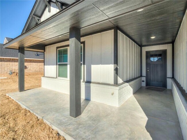 990 Tim Holt Dr in Harrah, OK - Foto de edificio - Building Photo
