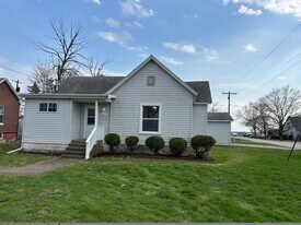 211 W 2nd St in Gridley, IL - Building Photo