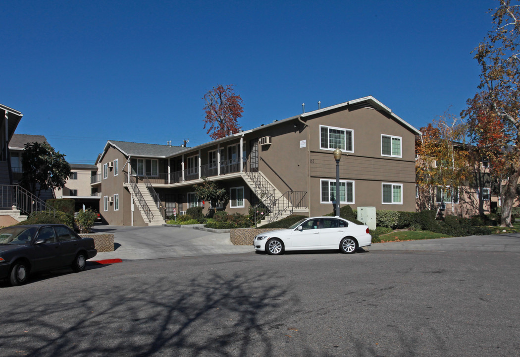 165 W Elmwood Ave in Burbank, CA - Building Photo