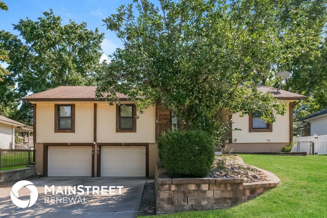 1815 N Lazy Branch Rd in Independence, MO - Building Photo