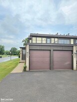 101 Country Club Dr, Unit 84 in St. Clair Shores, MI - Building Photo