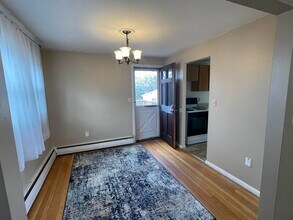 10 Larry Ln in Portsmouth, NH - Building Photo - Building Photo