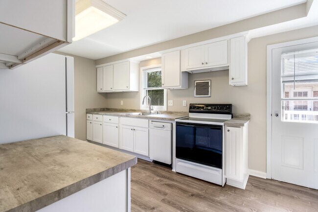 9425 W North Ave in Wauwatosa, WI - Building Photo - Building Photo