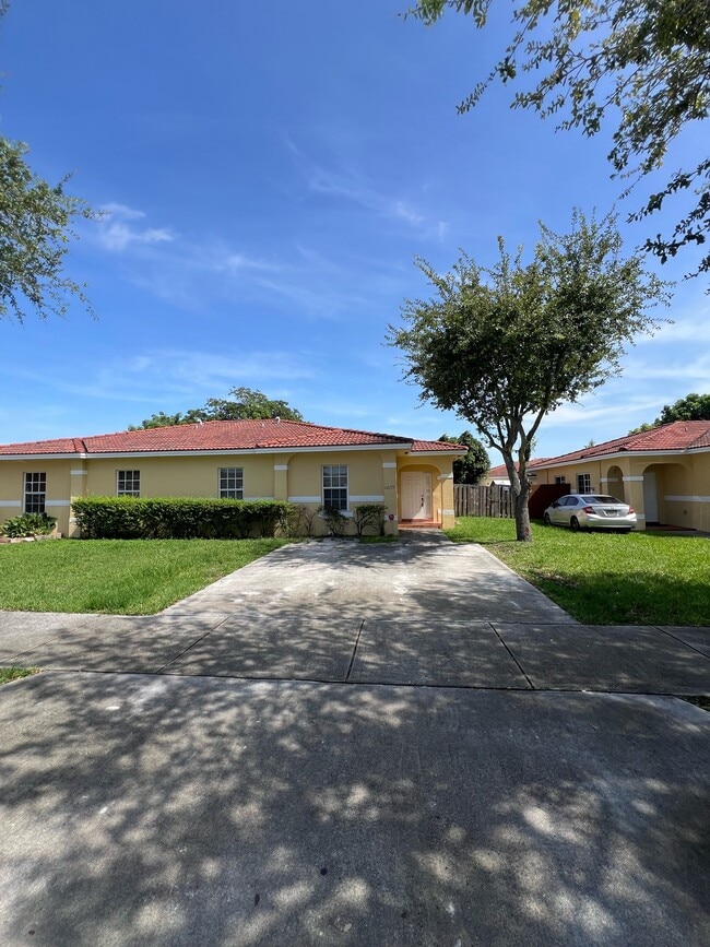 12233 SW 215th Terrace in Miami, FL - Building Photo - Building Photo