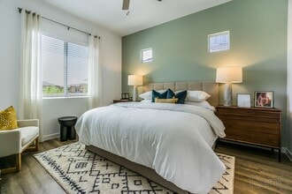 Avilla Vista Norte in Phoenix, AZ - Building Photo - Building Photo