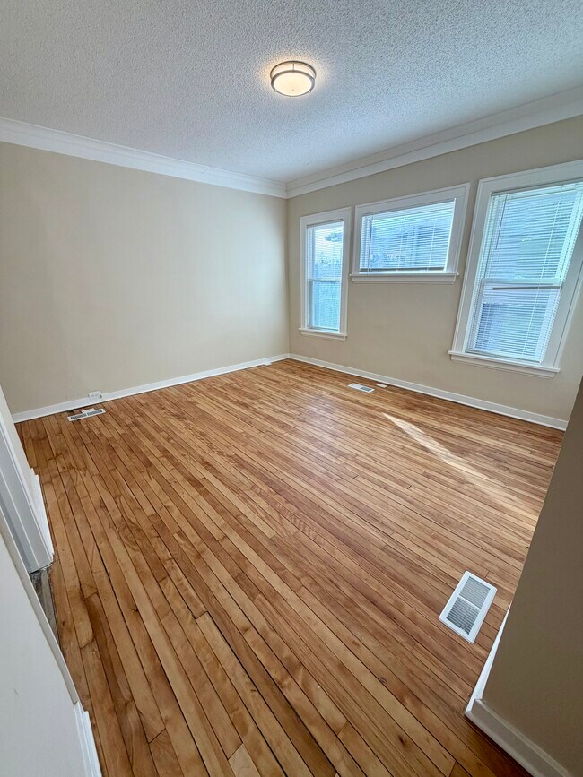 2915 Lyndale Ave N, Unit 1 Main Level