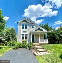 18 Brookmeade Ct in Sterling, VA - Building Photo