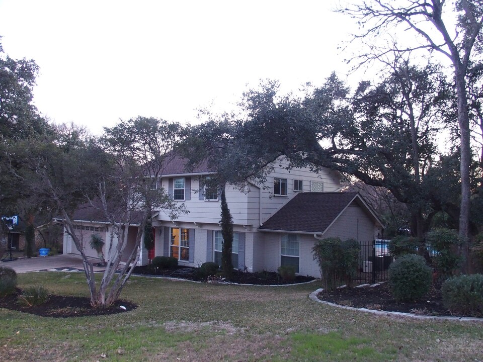 2604 Rollingwood Dr in West Lake Hills, TX - Building Photo