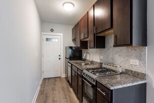 709 W Brompton Ave, Unit 39 in Chicago, IL - Building Photo