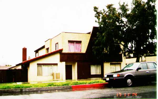 379 W Shamrock St in Rialto, CA - Building Photo