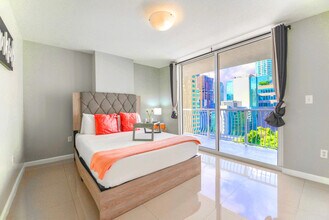 1200 Brickell Bay Dr in Miami, FL - Building Photo - Building Photo