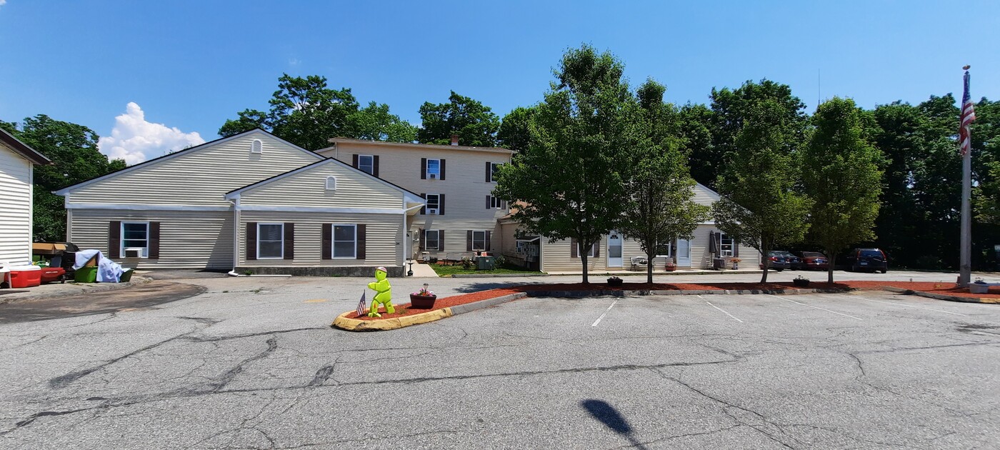 34 Pleasant St in Plainfield, CT - Building Photo