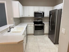 2586 Grand Central Pkwy in Orlando, FL - Building Photo - Building Photo