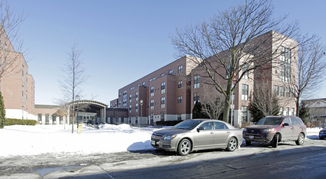 Highland Gardens in Milwaukee, WI - Building Photo - Building Photo