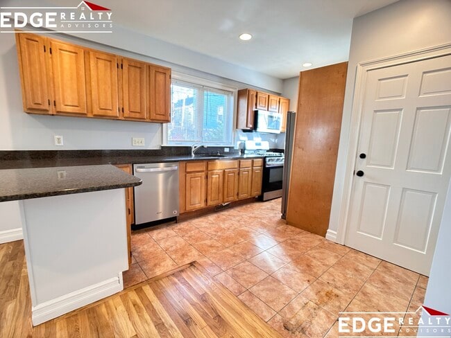 41 Dracut St, Unit 1 in Boston, MA - Foto de edificio - Building Photo