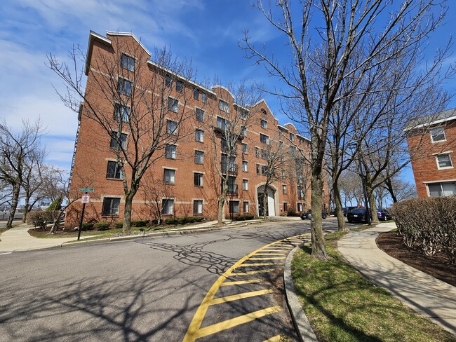 65 N Point Dr, Unit 206