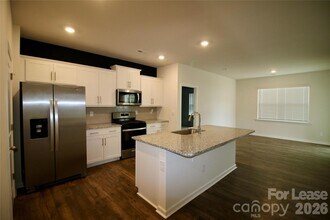 1121 Secrest Cmns Dr in Monroe, NC - Foto de edificio - Building Photo