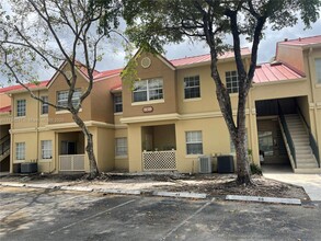 18310 NW 68th Ave in Hialeah, FL - Building Photo - Building Photo