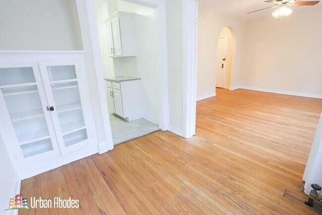 547 W Surf St, Unit A in Chicago, IL - Building Photo - Building Photo