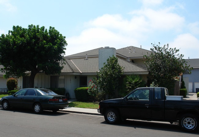 17081 Grove Cir in Huntington Beach, CA - Building Photo - Building Photo