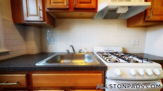 1160 Commonwealth Ave in Boston, MA - Building Photo - Building Photo
