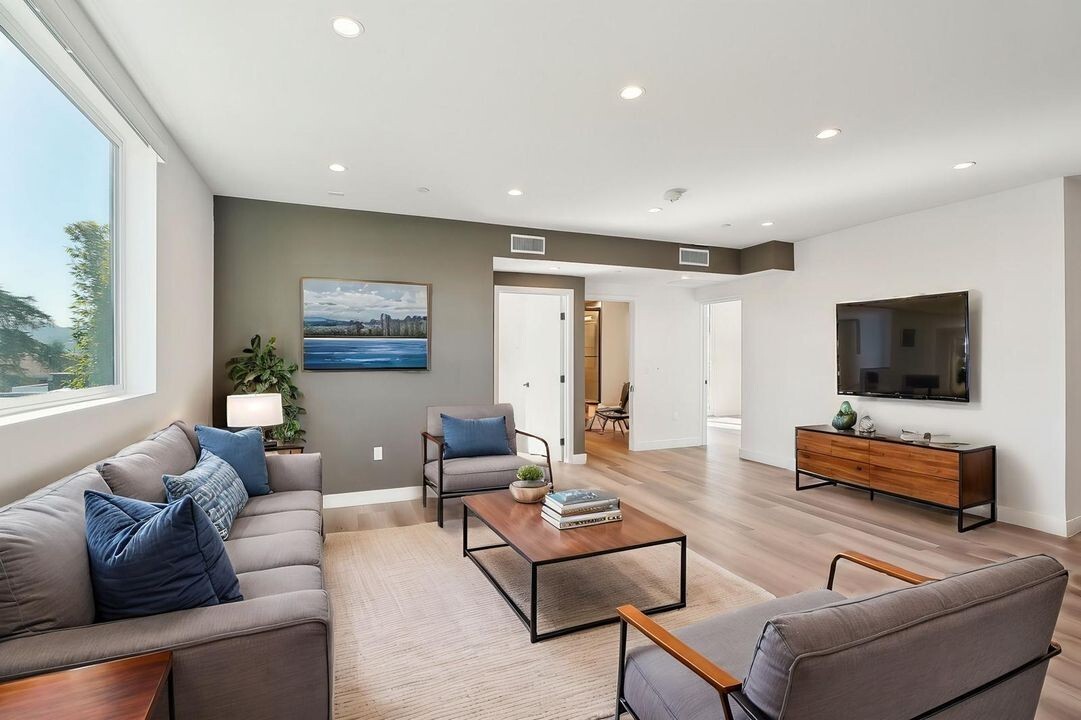 IM 21 in Los Angeles, CA - Building Photo