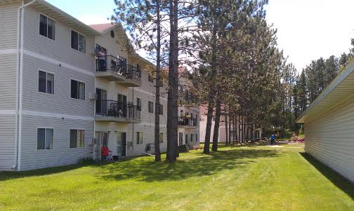 Whispering Pines in Cloquet, MN - Foto de edificio - Building Photo