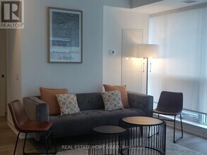 327 King St W in Toronto, ON - Building Photo - Building Photo