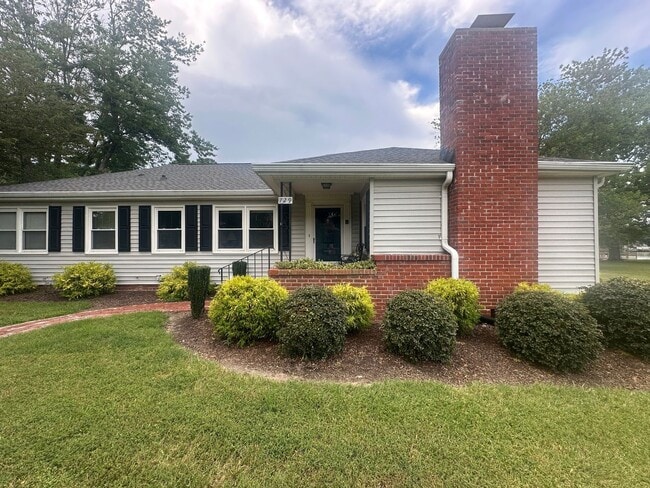 729 Charles Rd in Yorktown, VA - Foto de edificio - Building Photo