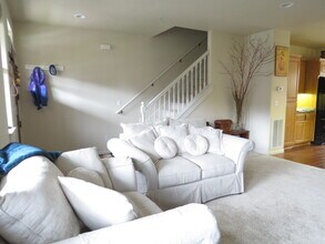 2221 Dollarhide Way in Ashland, OR - Foto de edificio - Building Photo