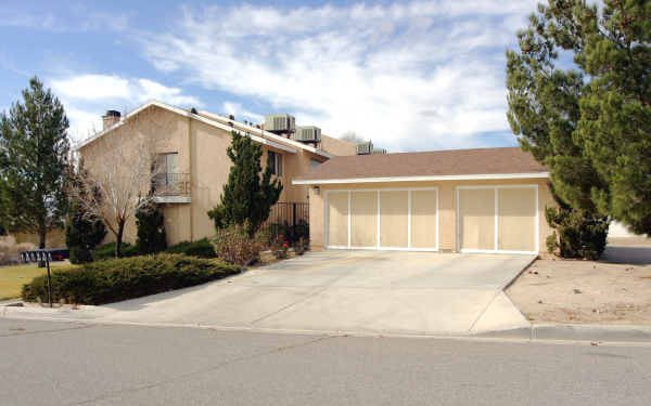 16462 Kalo Rd in Apple Valley, CA - Foto de edificio - Building Photo