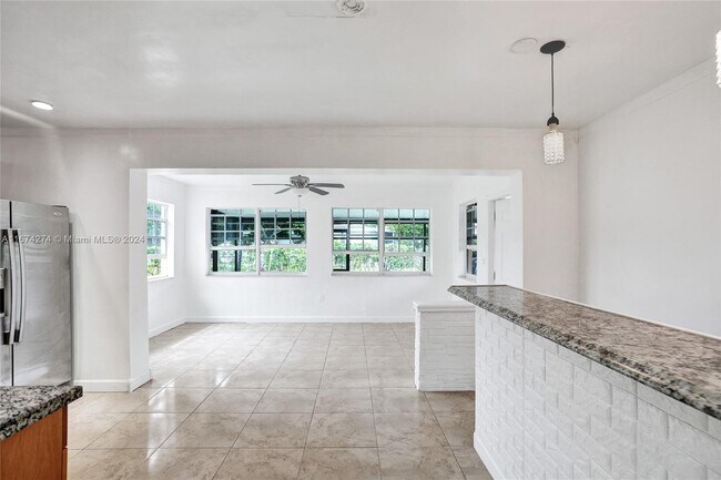 2902 SW 67th Way in Miramar, FL - Foto de edificio - Building Photo