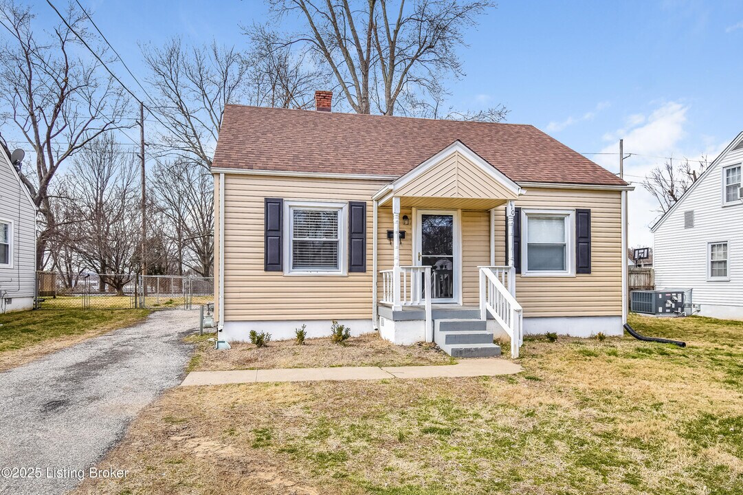 110 Mills Dr in Louisville, KY - Building Photo