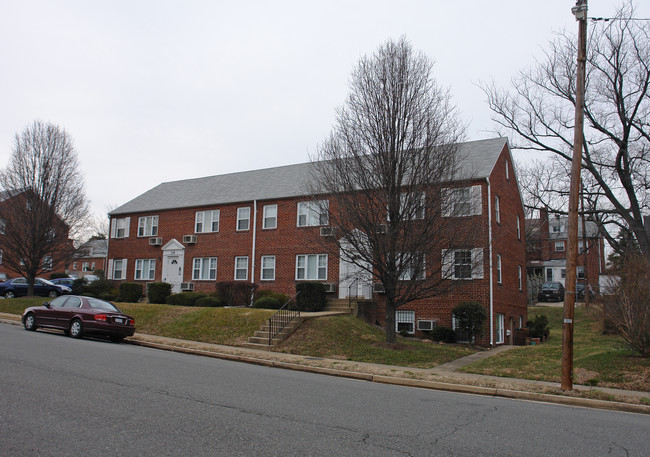 Bedford Gardens in Arlington, VA - Building Photo - Building Photo