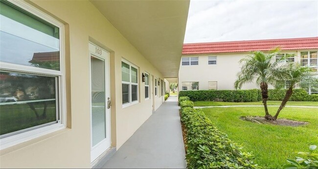11 Vista Palm Ln in Vero Beach, FL - Foto de edificio - Building Photo