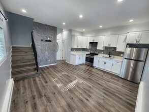 13933 Cantlay St in Van Nuys, CA - Foto de edificio - Building Photo