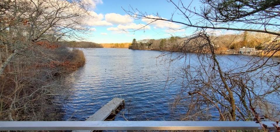 57 Big Fresh Pond Rd in Southampton, NY - Building Photo