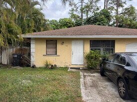 1121 Goldenrod Rd in Wellington, FL - Building Photo