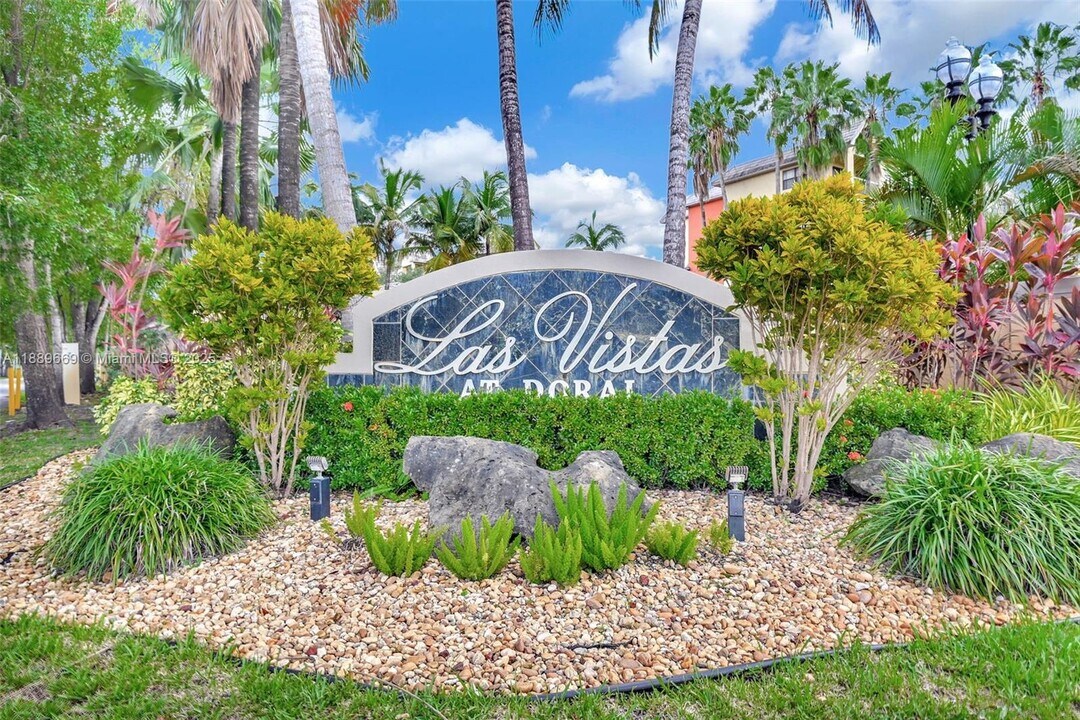 8120 Geneva Ct in Doral, FL - Foto de edificio