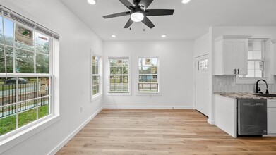 1504 W Blum St-Unit -A in Alvin, TX - Building Photo - Building Photo